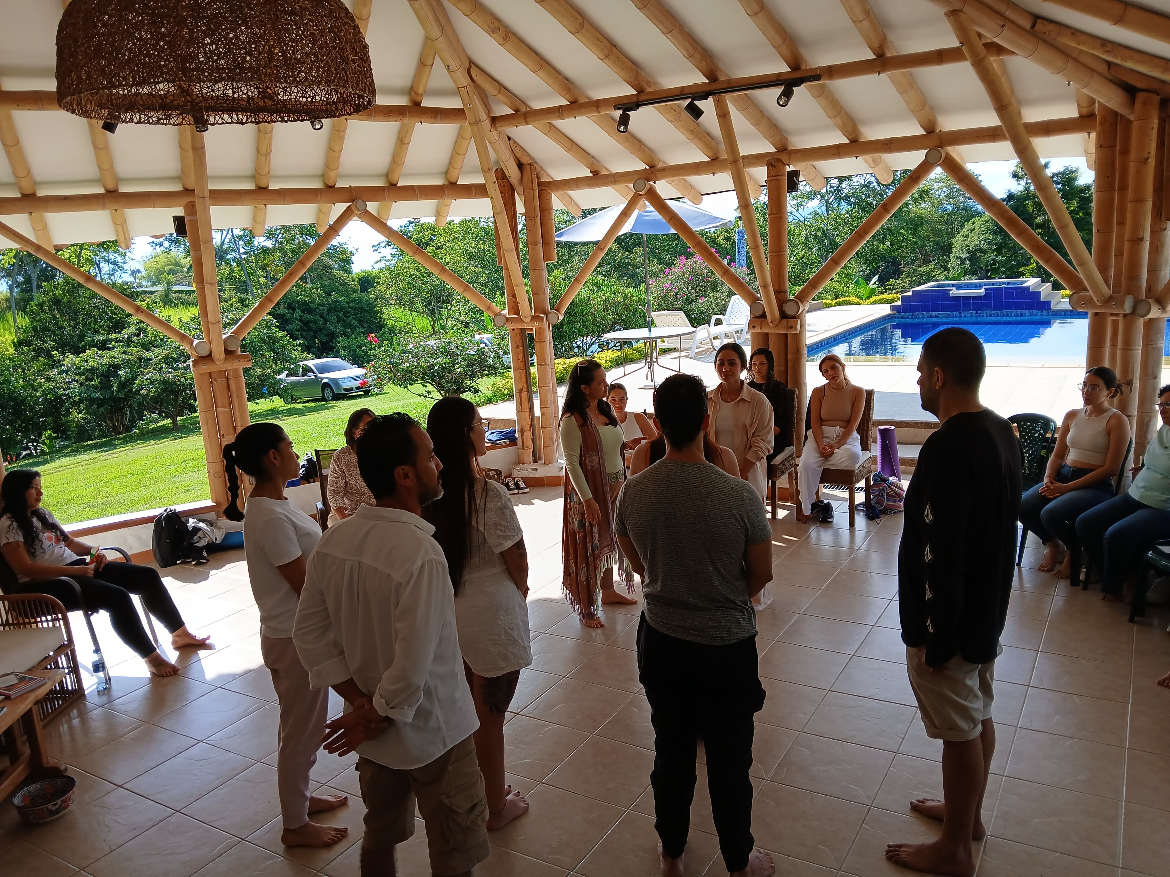 Encuentro grupal junto a la piscina